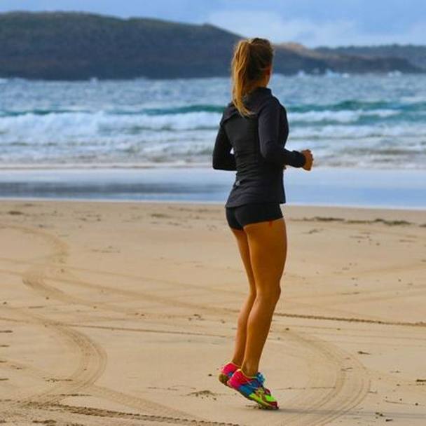 Sally Fitzgibbons gli allenamenti sulle spiagge australiane. FB